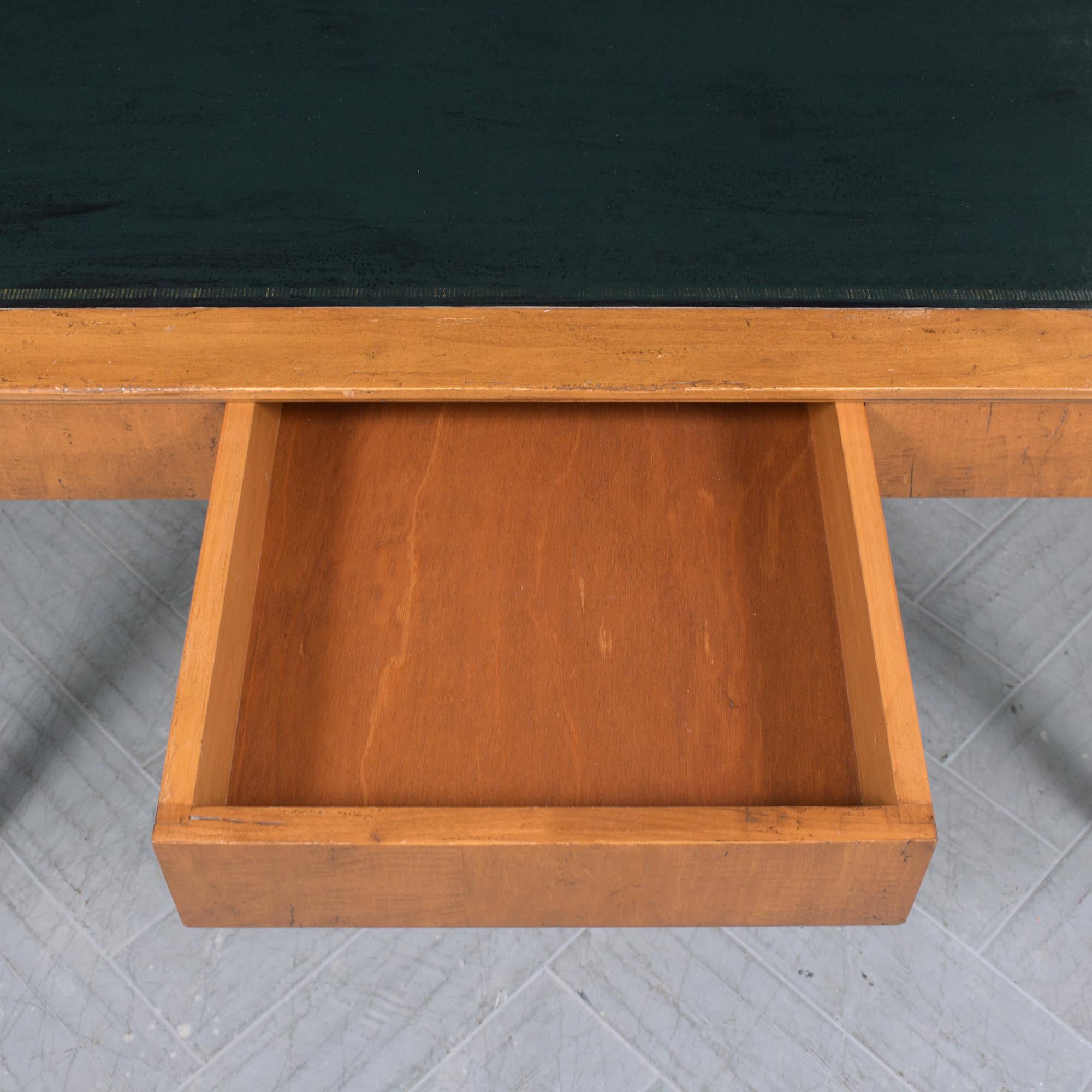 Restaurierter Empire-Schreibtisch von 1970: Heller Nussbaum & Ebonisierte Oberfläche mit grüner Lederplatte (Neoklassisch) im Angebot