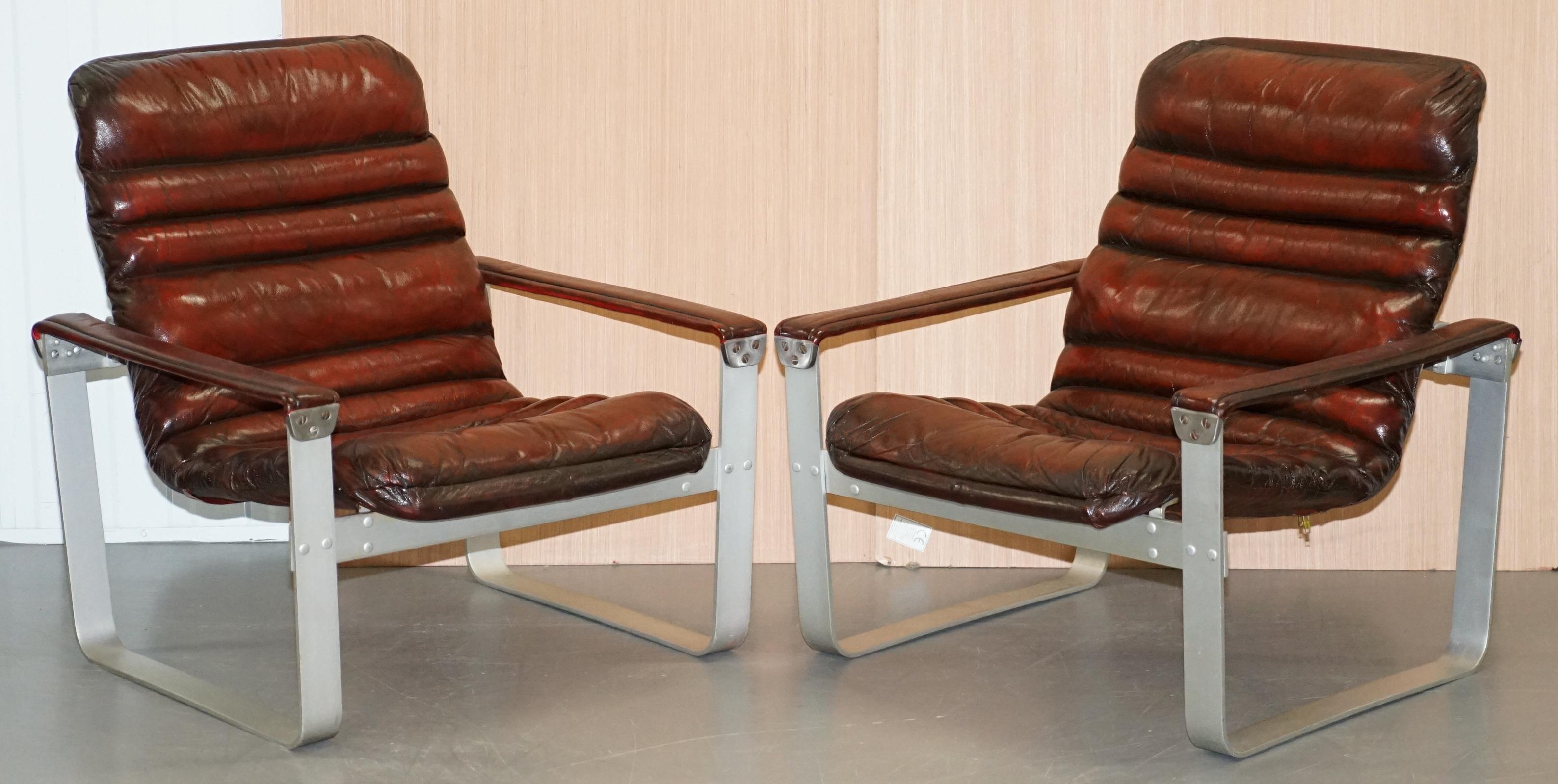 Wir freuen uns, diese sehr seltene, vollständig restaurierte Pulkka Ilmari Lappalainen Sessel- und Sofagarnitur aus den 1960er Jahren zum Verkauf anbieten zu können.

Die Rahmen sind aus superleichtem, verchromtem Aluminium, das Leder ist geriffelt,