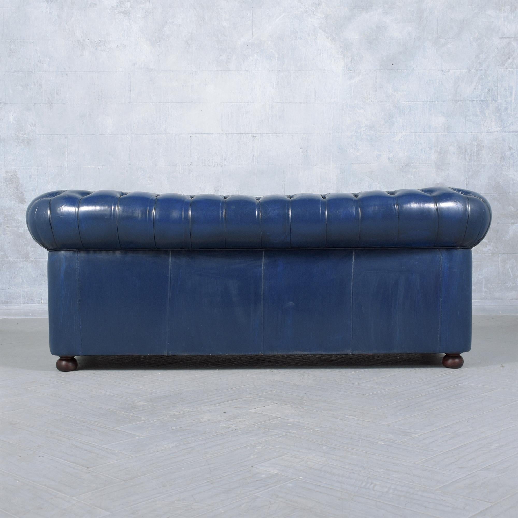 Restauriertes Chesterfield-Sofa im Vintage-Stil aus marineblauem Leder im Used-Look im Angebot 5