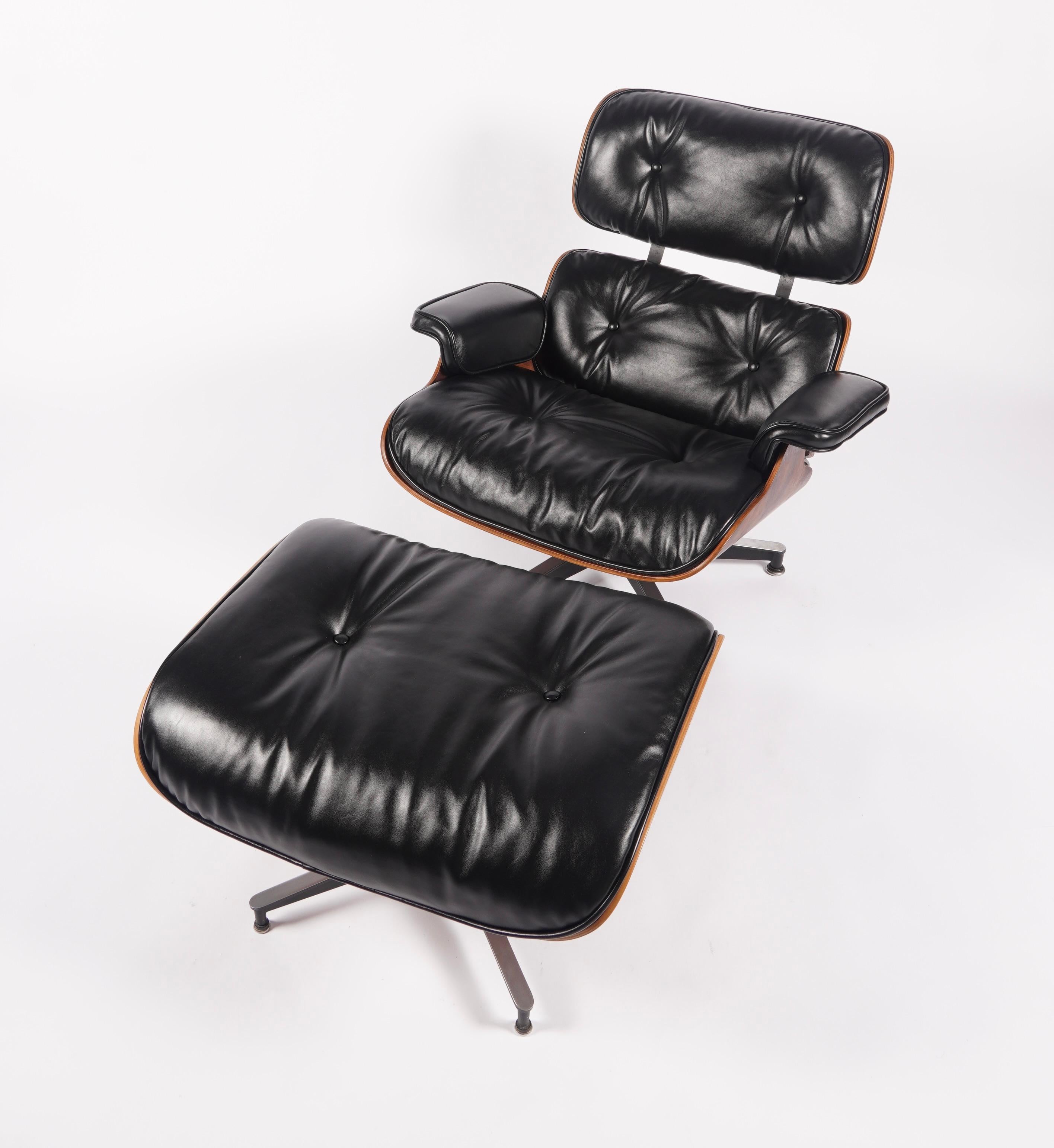 Restored 1970s Production Eames Lounge & Ottoman in Rosewood & Black Leather In Good Condition In Oakland, CA