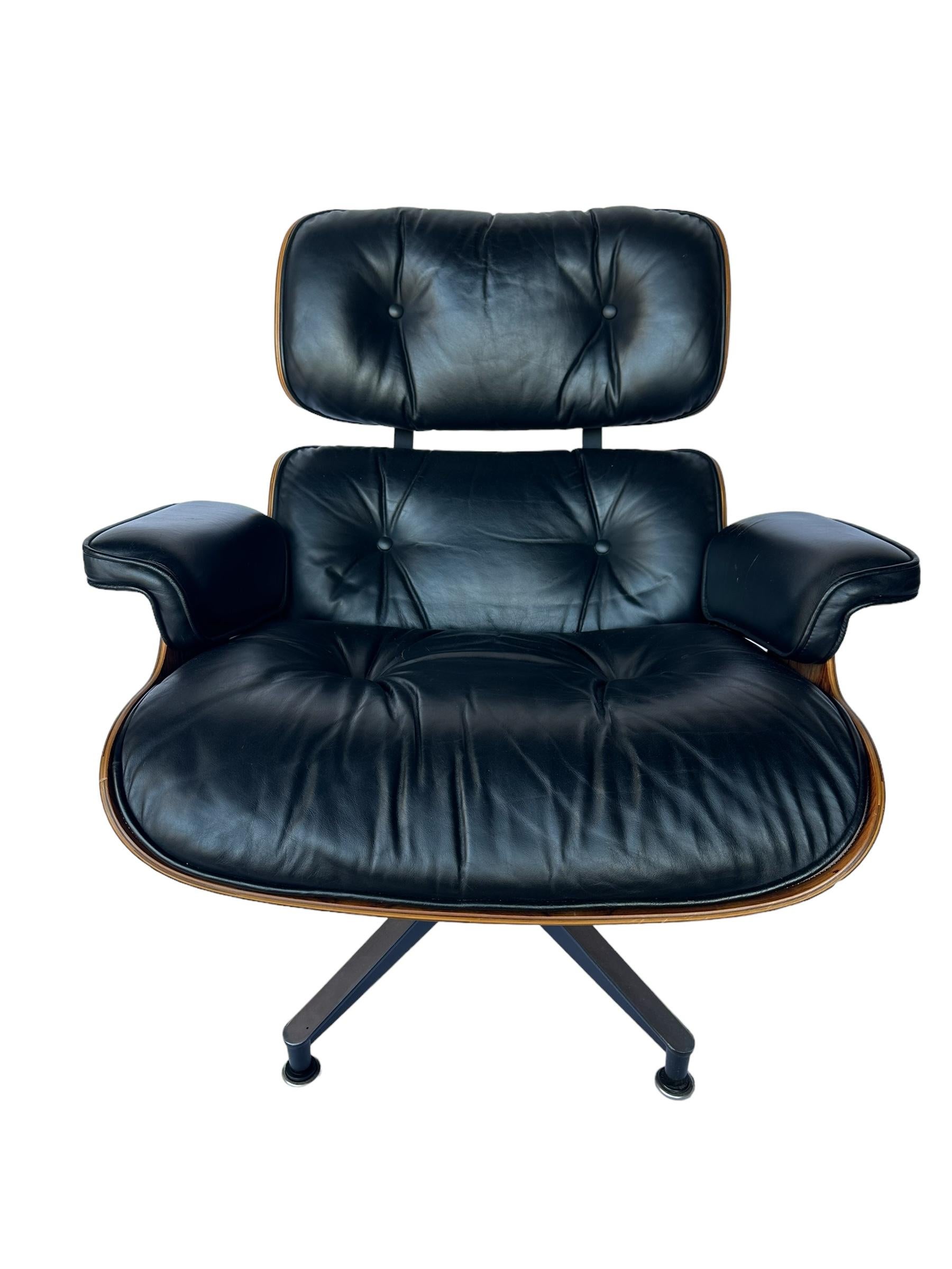 Restaurierter Eames Lounge Chair und Ottoman aus Palisander aus den 1970er Jahren von Herman Miller im Angebot 5