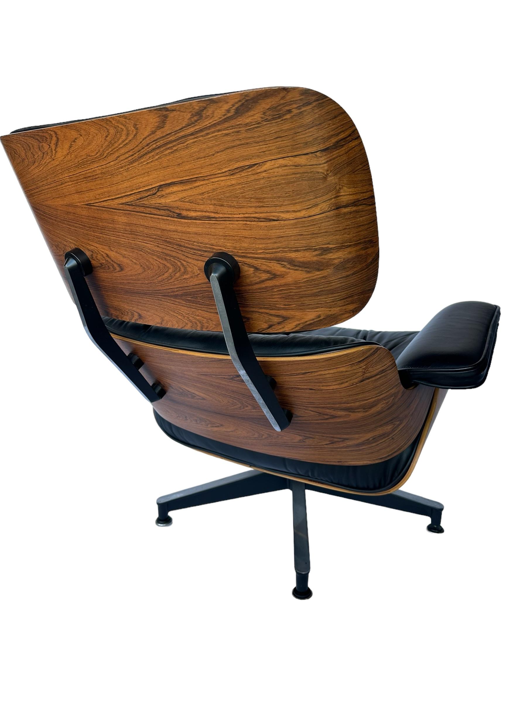 Restaurierter Eames Lounge Chair und Ottoman aus Palisander aus den 1970er Jahren von Herman Miller im Angebot 7