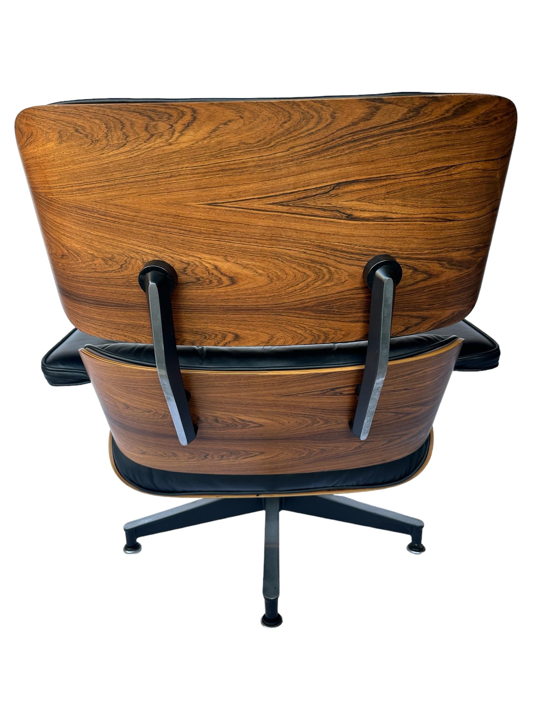 Restaurierter Eames Lounge Chair und Ottoman aus Palisander aus den 1970er Jahren von Herman Miller im Angebot 8
