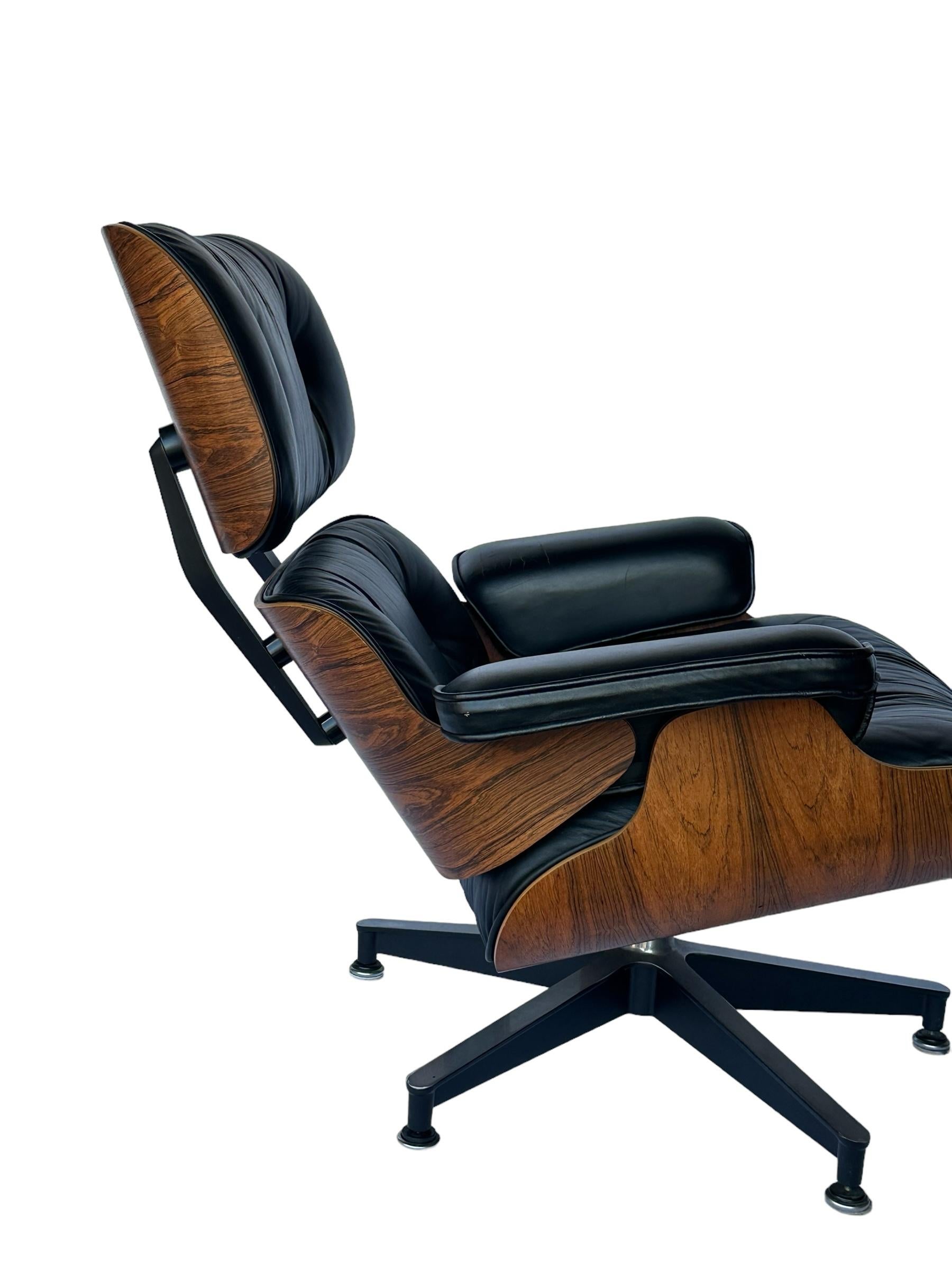 Magnifique chaise longue et ottoman Eames, édition Herman Miller, restaurés. Exécuté en palissandre brésilien avec cuir noir et bases et supports en aluminium moulé. Signé et garanti authentique. Le motif et la couleur du grain de bois sont