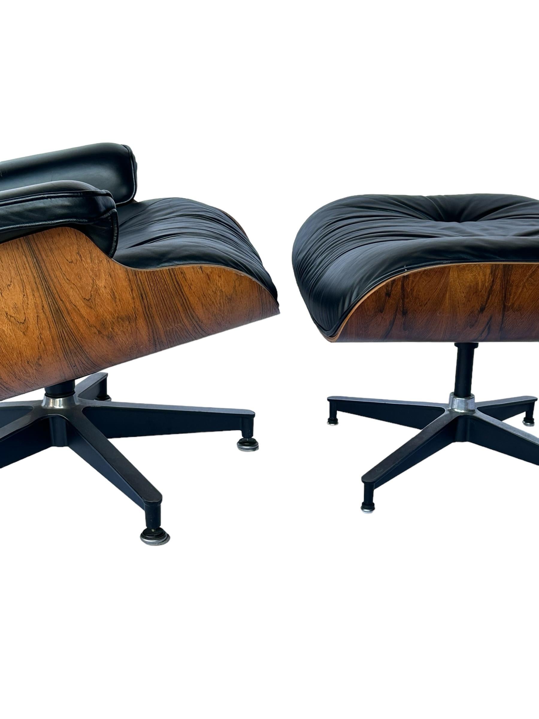 Mid-Century Modern Chaise longue et pouf Eames en bois de rose restaurées des années 1970 par Herman Miller en vente