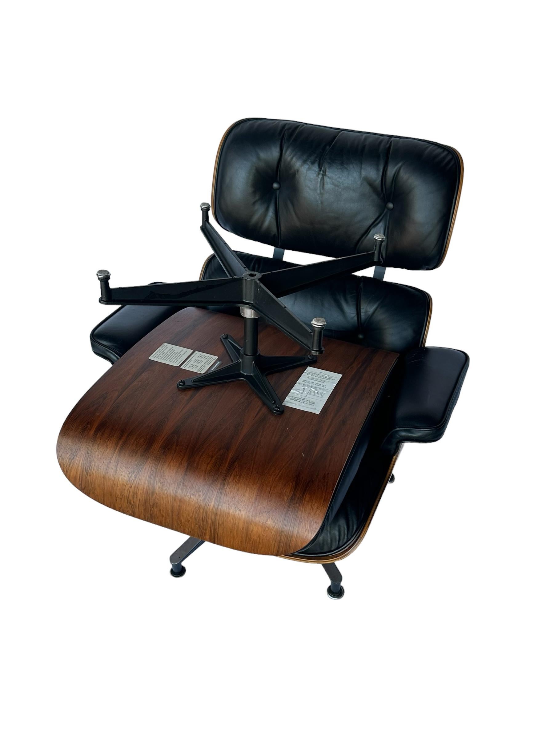 Restaurierter Eames Lounge Chair und Ottoman aus Palisander aus den 1970er Jahren von Herman Miller (Aluminium) im Angebot