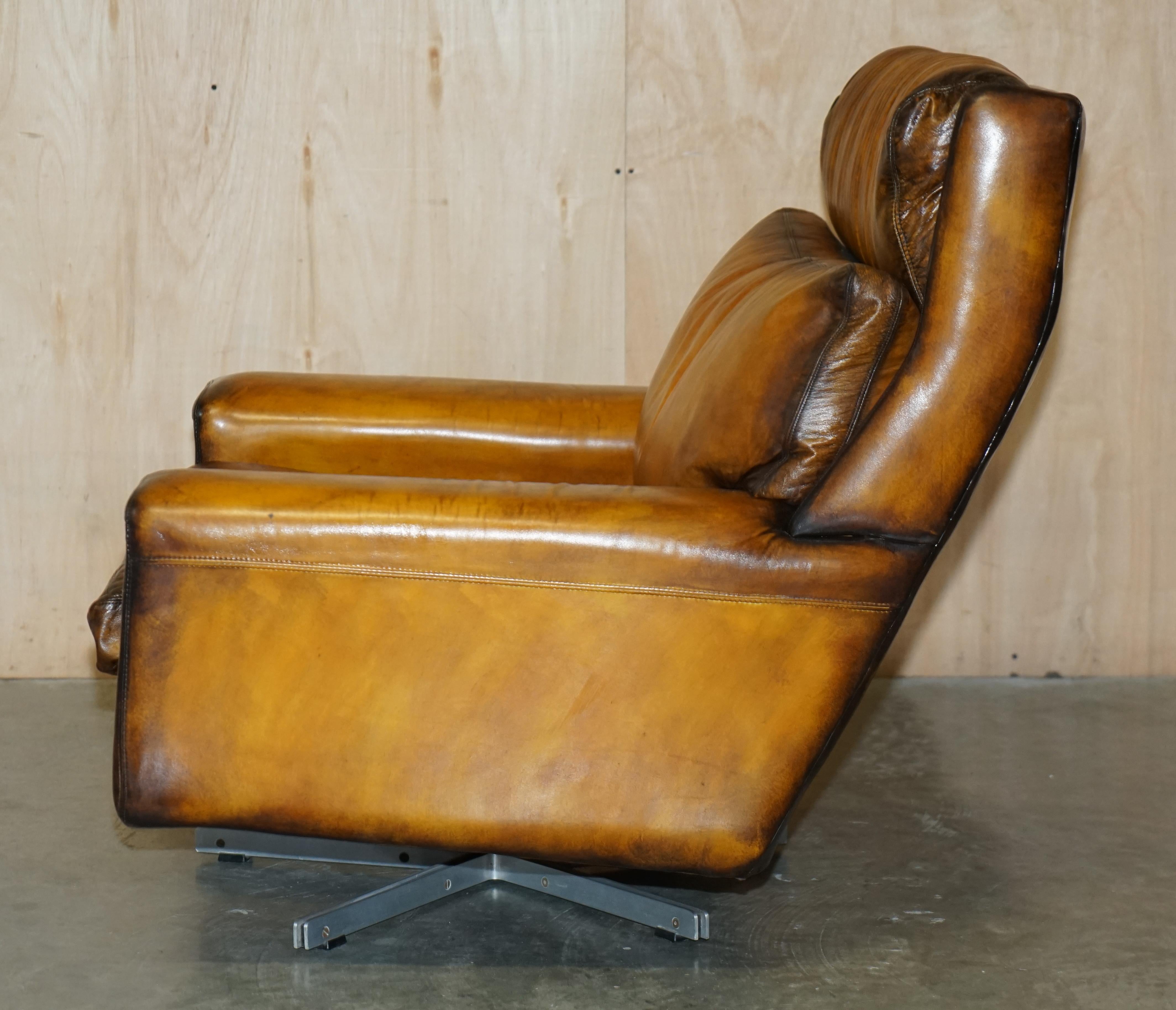 Fine XX secolo Set di poltrone girevoli e ottomane in pelle marrone Whisky restaurate degli anni '70 in vendita