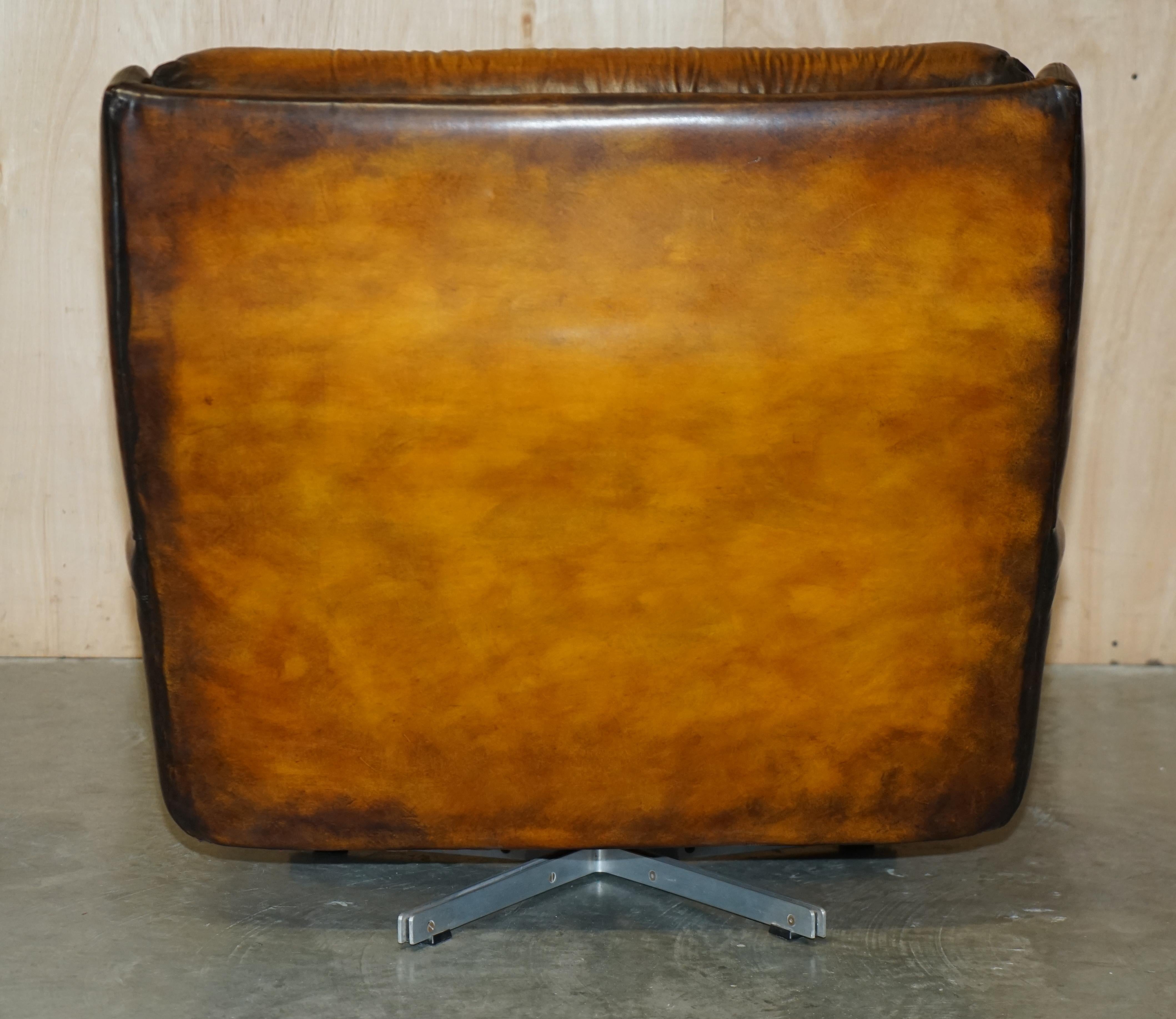 Pelle Set di poltrone girevoli e ottomane in pelle marrone Whisky restaurate degli anni '70 in vendita