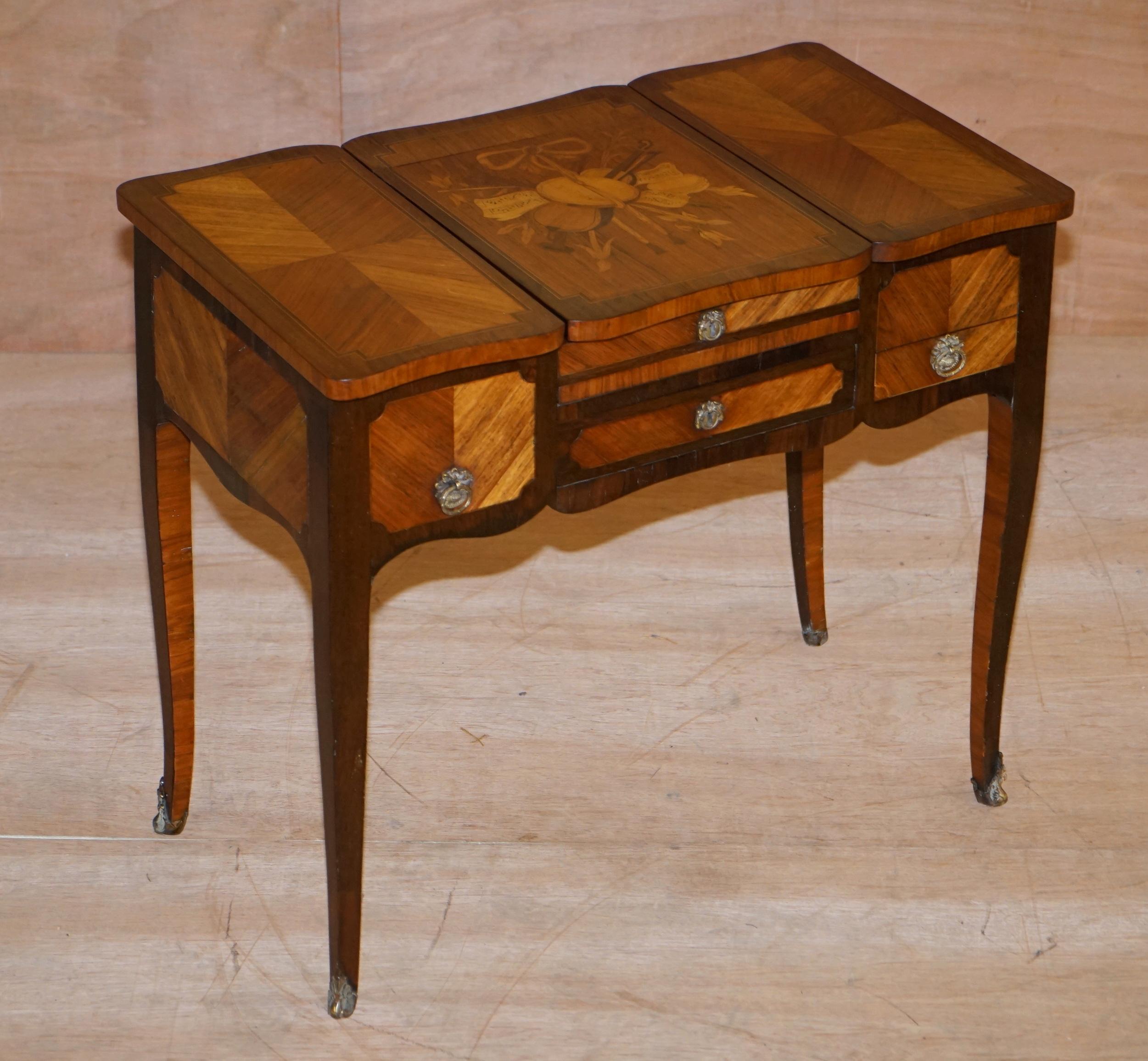 Wir freuen uns, diese exquisite, vollständig restaurierte Alfred Beurdeley zugeschriebene französische Louis XV Kingwood Coiffeuse aus dem 19

Dies ist das beste Beispiel für einen Coiffeuse-Tisch, das ich je gesehen habe. Die Intarsienarbeit kann