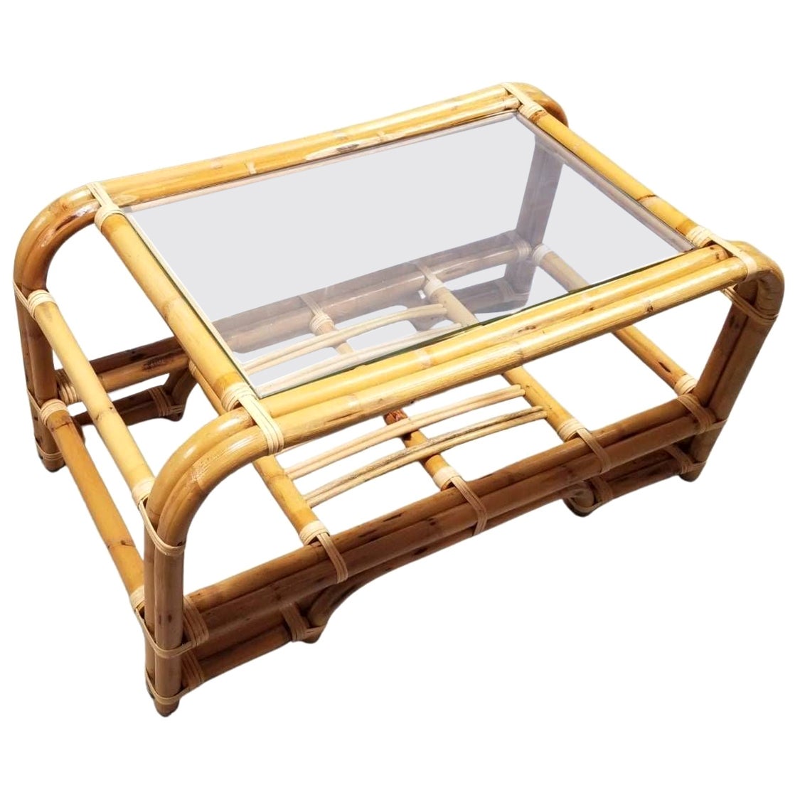 Mesa baja de ratán restaurada de 2 patas con tapa de cristal en venta