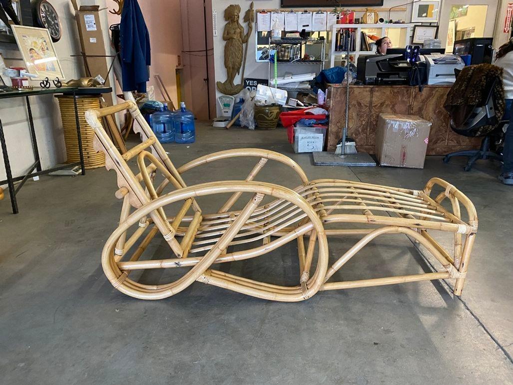 Mid-Century Modern Chaise longue inclinable en rotin à 3 brins restaurée 3/4 en vente