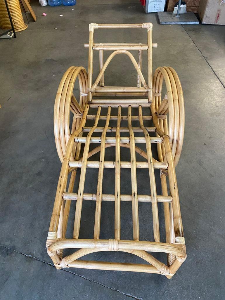 Milieu du XXe siècle Chaise longue inclinable en rotin à 3 brins restaurée 3/4 en vente