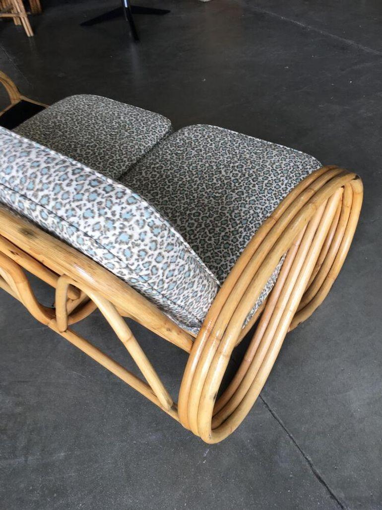 Restauriertes 3/4 3-strangiges Rattan-Sofa mit runder Brezel im Zustand „Hervorragend“ im Angebot in Van Nuys, CA