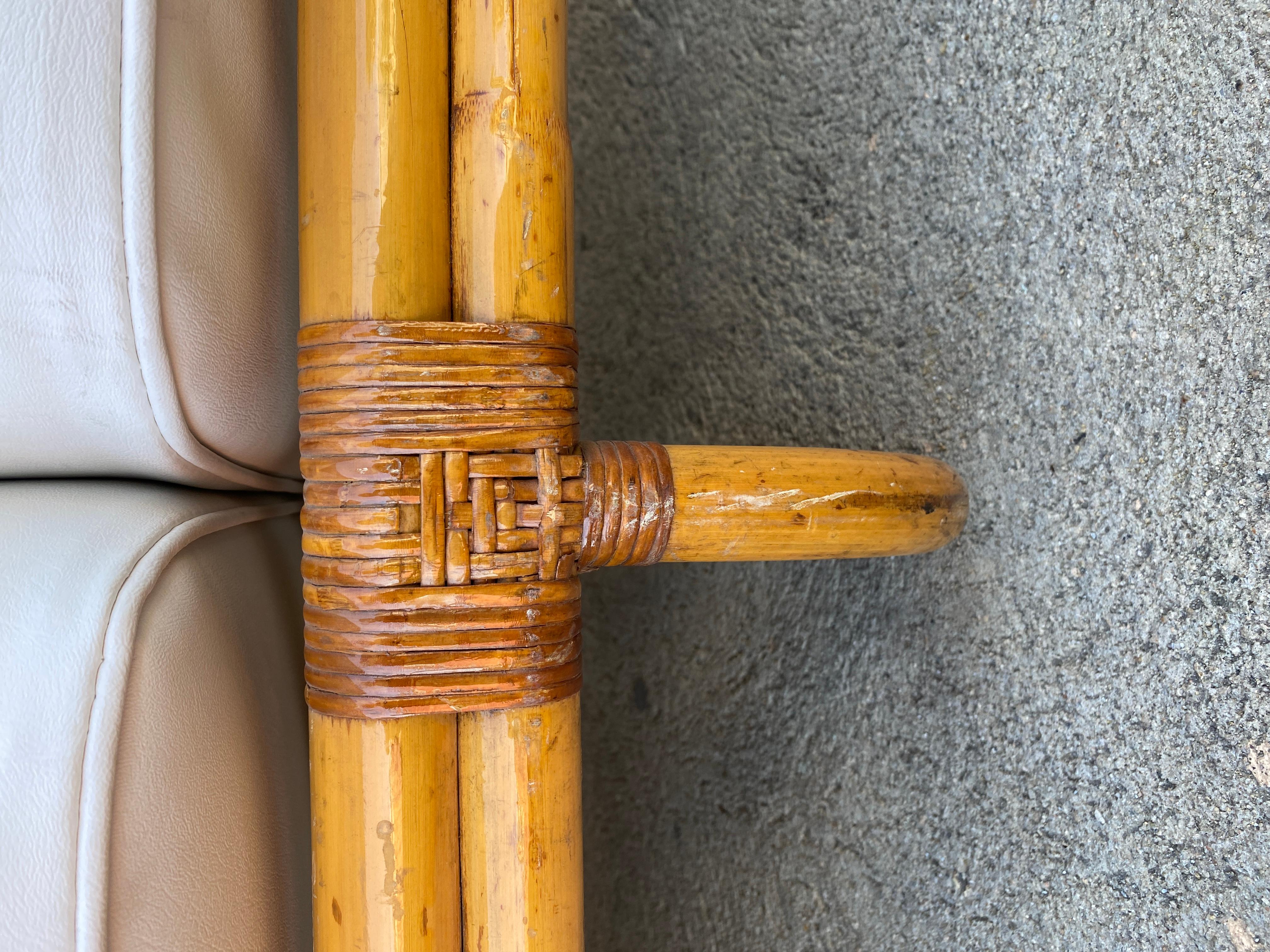 Restauriertes 3/4 Dreisitzer-Sofa mit runder Brezel und offenem Sockel im Zustand „Hervorragend“ im Angebot in Van Nuys, CA