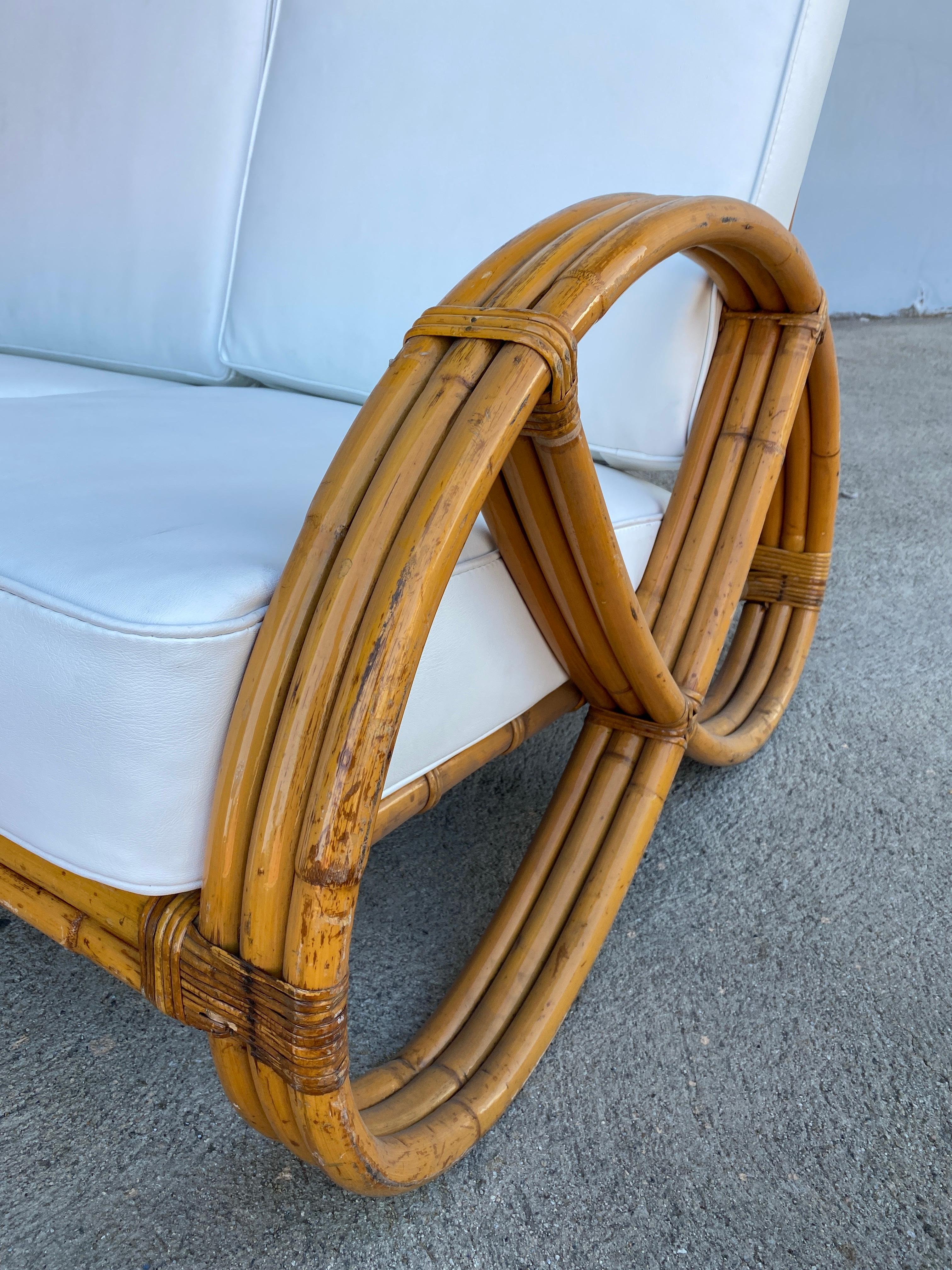 Restauriertes 3/4 Dreisitzer-Sofa mit runder Brezel und offenem Sockel (Mitte des 20. Jahrhunderts) im Angebot