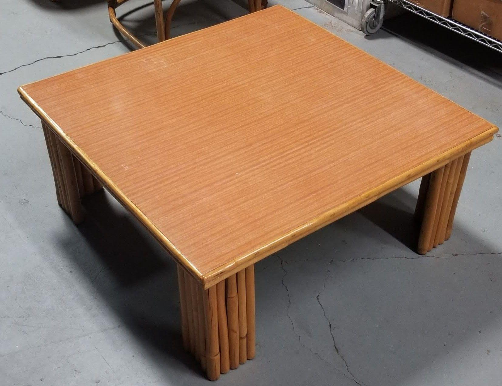 Américain Table basse en rotin restaurée de 3 pieds de large avec plateau en formica en vente