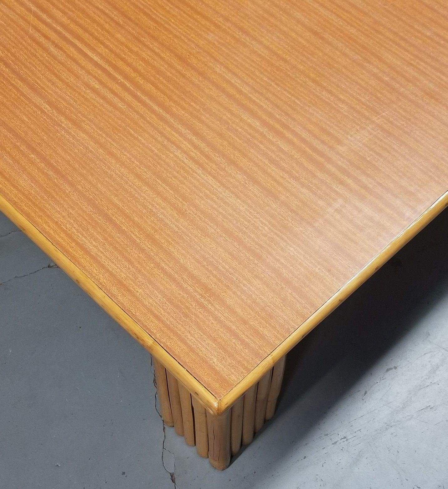 Table basse en rotin restaurée de 3 pieds de large avec plateau en formica Excellent état - En vente à Van Nuys, CA