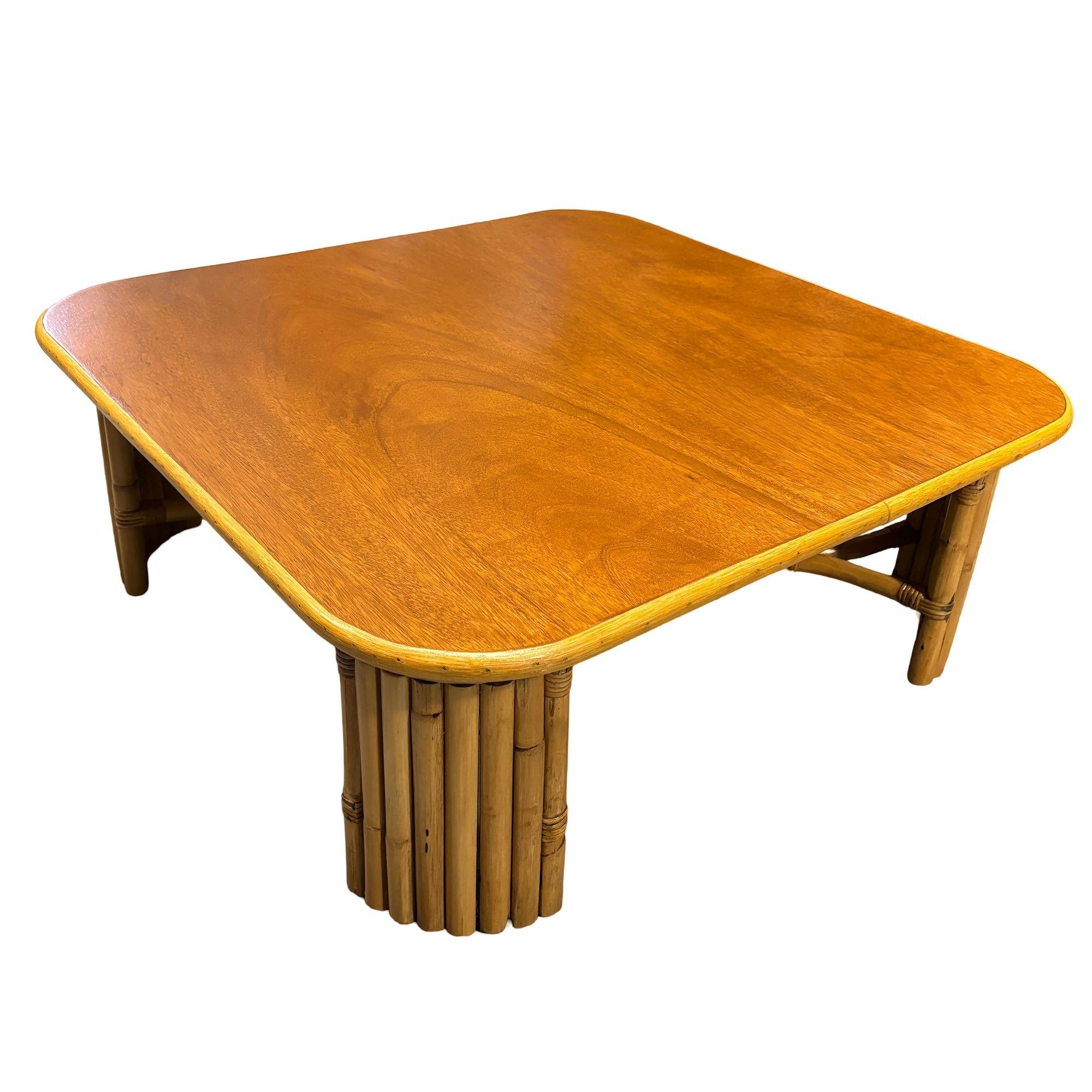 Américain Table basse en rotin de 3 pieds carrés restaurée avec pieds empilés verticalement en vente