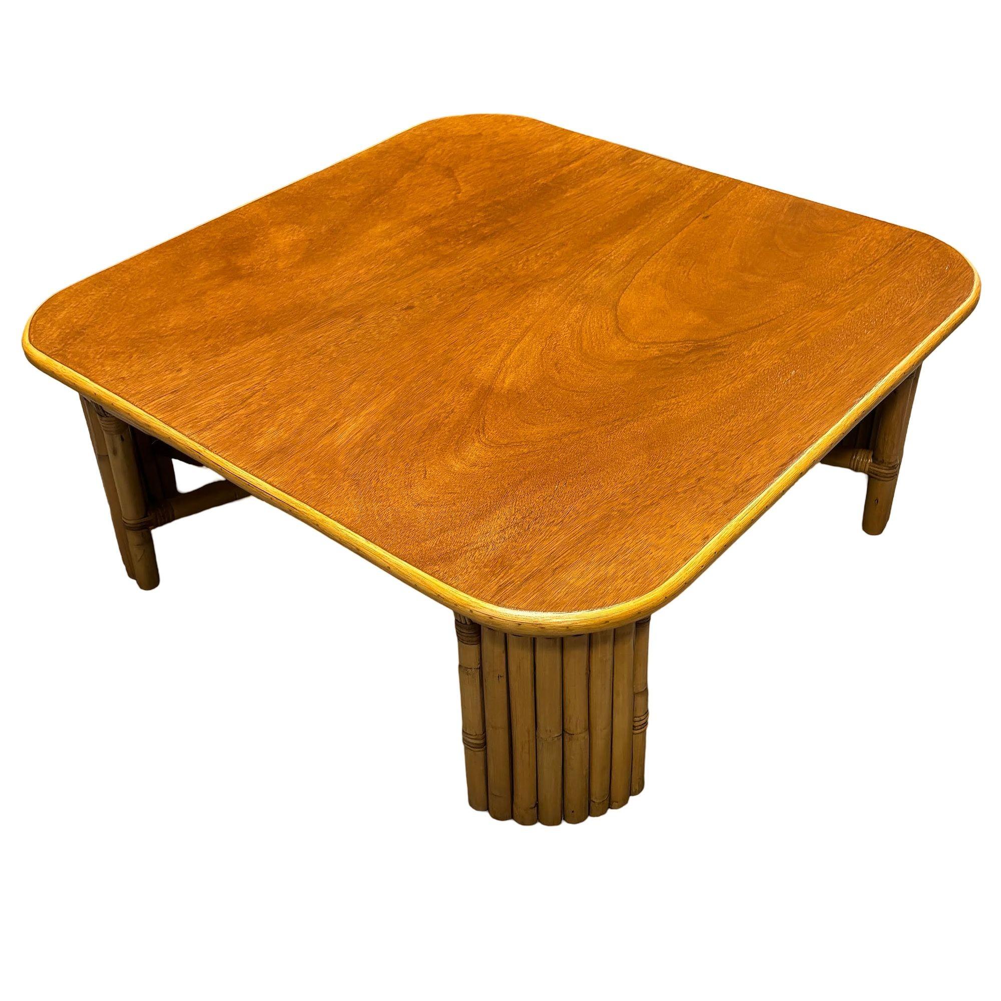 Table basse en rotin de 3 pieds carrés restaurée avec pieds empilés verticalement Excellent état - En vente à Van Nuys, CA