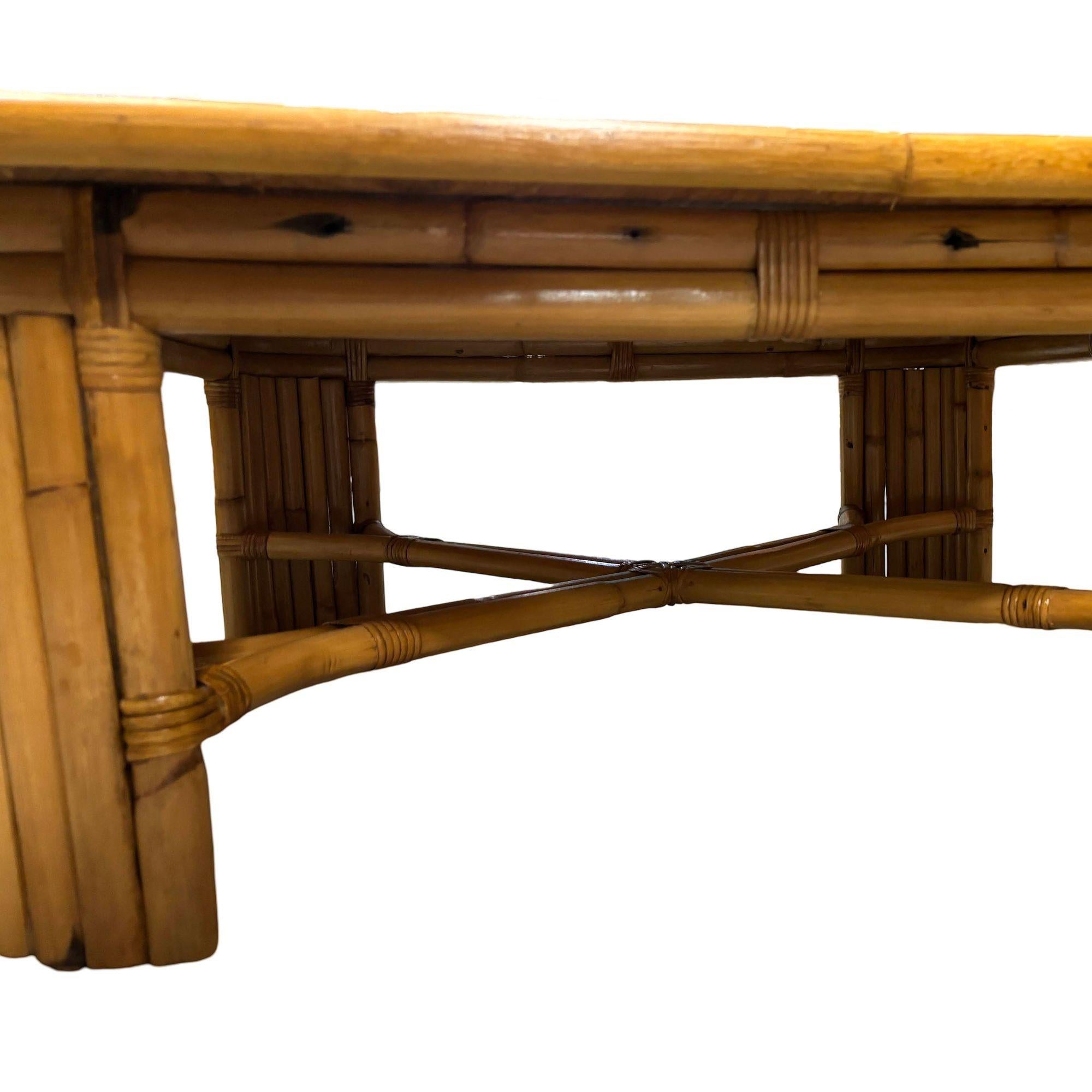 Rotin Table basse en rotin de 3 pieds carrés restaurée avec pieds empilés verticalement en vente