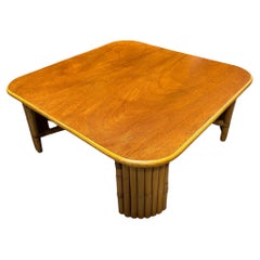 Table basse en rotin de 3 pieds carrés restaurée avec pieds empilés verticalement