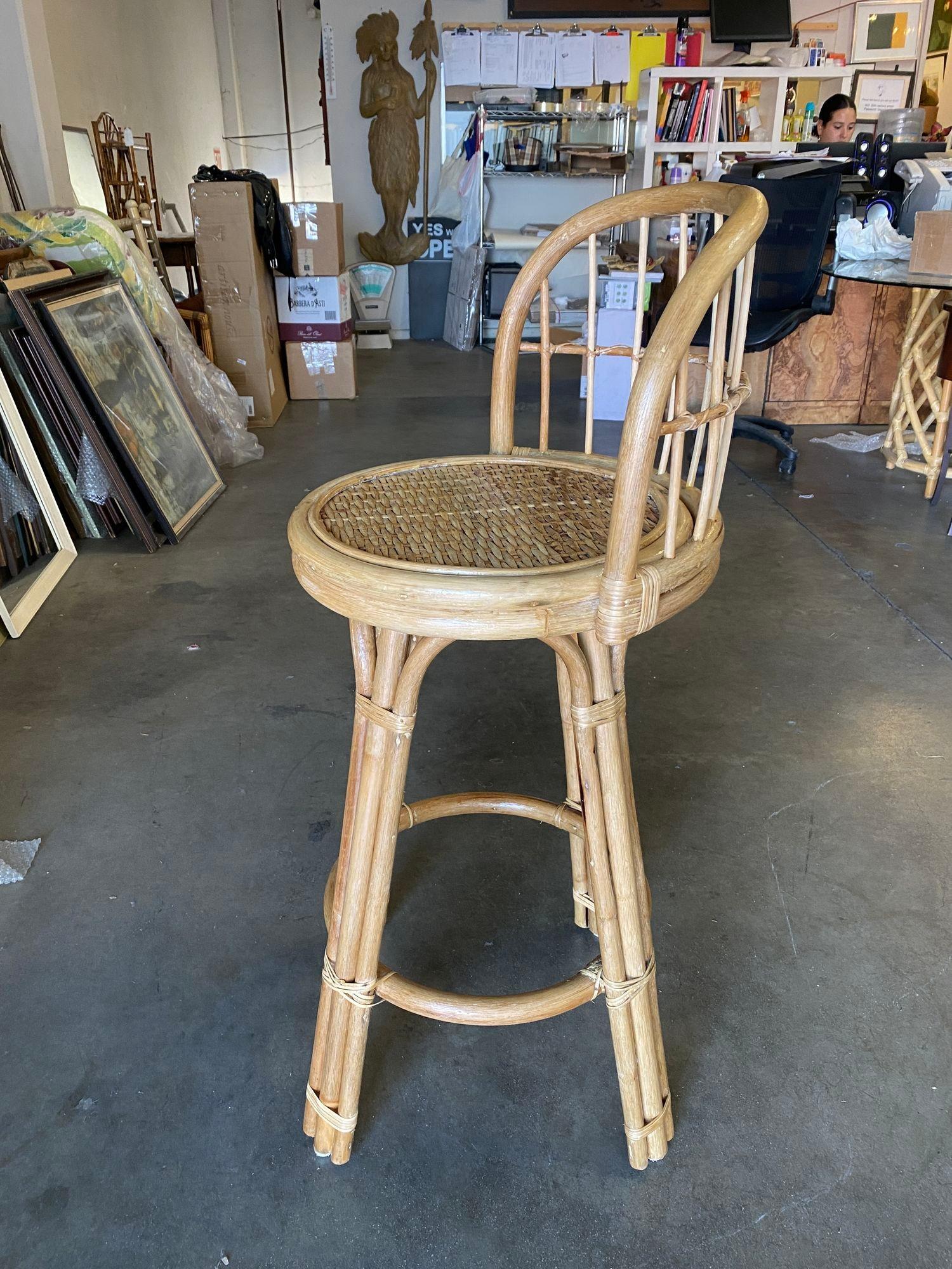 Restaurierter 3-reihiger Rattan-Barhocker mit Schilf-Rattan-Rücken im Zustand „Hervorragend“ im Angebot in Van Nuys, CA