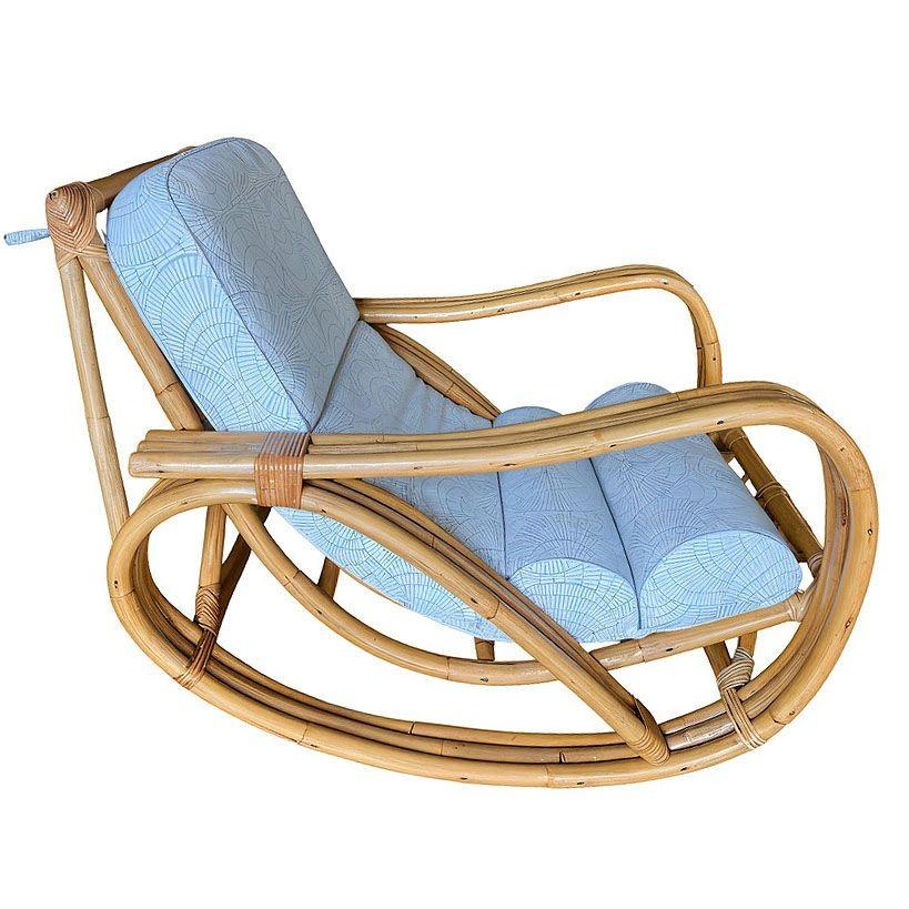 Questa rara sedia a dondolo in rattan con bracci a tre fili invertiti, ispirata a Paul Frankl e con cuscini bianchi, è stata splendidamente restaurata. Questa sedia presenta una struttura in rattan piegata a vapore.

Questa rara sedia a dondolo a