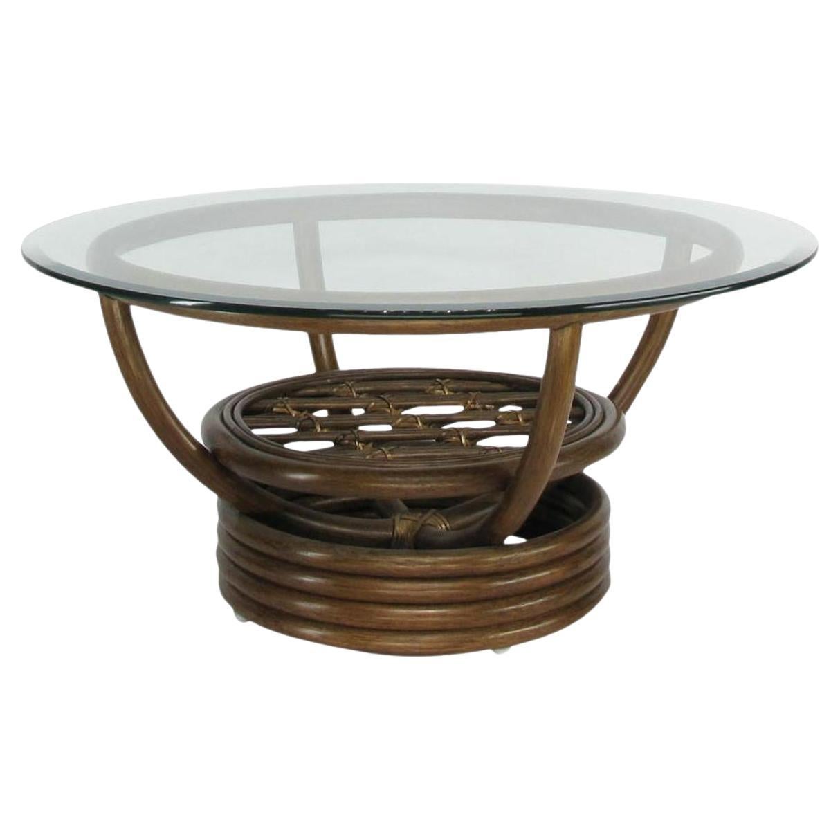 Table basse en rotin "Kauai" à plateau de verre restauré Table basse avec base empilée en vente