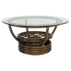 Table basse en rotin "Kauai" à plateau de verre restauré Table basse avec base empilée
