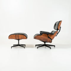 Restaurierter 3rd Gen Eames Loungesessel und Ottomane aus schwarzem Original-Leder