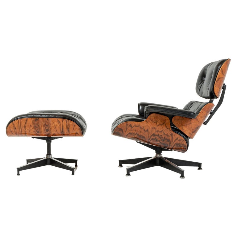 Chaise longue et ottoman Eames de 3e génération restaurés en cuir noir  d'origine sur 1stDibs