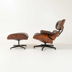 Restaurierter 3rd Gen Eames Loungesessel und Ottomane aus schokoladenbraunem Original-Leder