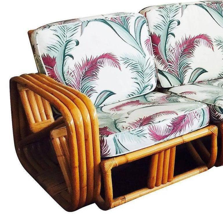 Original Mid-Century Viersträngige quadratische Brezel Rattan Corner Sectional Sofa mit sechs Sitzen. Dieses Sofa hat ein geometrisch gemustertes Rattansofa mit viersträngigen, quadratischen Brezelarmen und ist in vier Sektionen unterteilt: zwei