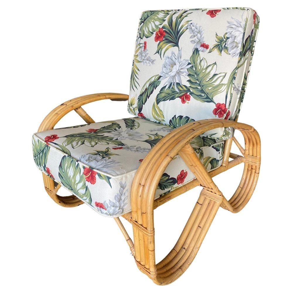 Ce rotin d'inspiration Paul Frankl, magnifiquement restauré, allie le style et le charme vintage au confort moderne. Cet ensemble de salon comprend une chaise longue et un canapé, chacun avec des accoudoirs en bretzel inversé à trois brins et un