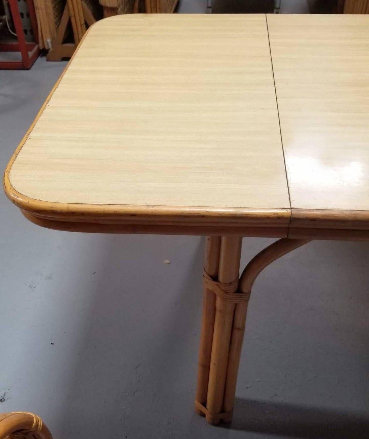 Table de salle à manger en rotin à 4 pieds restaurée avec plateau en formica Excellent état - En vente à Van Nuys, CA