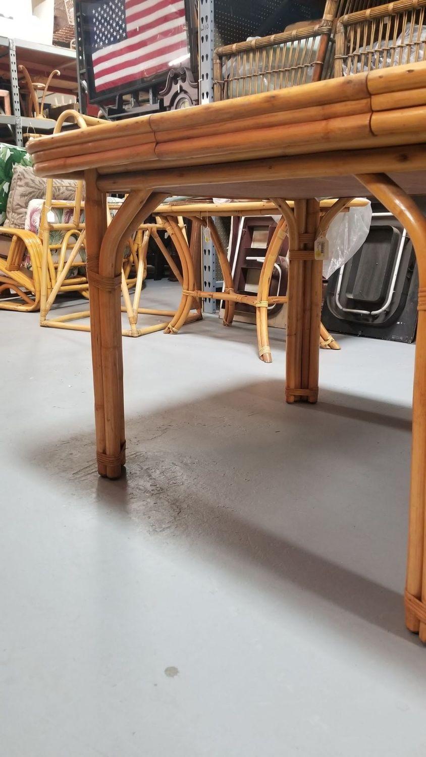 Rotin Table de salle à manger en rotin à 4 pieds restaurée avec plateau en formica en vente