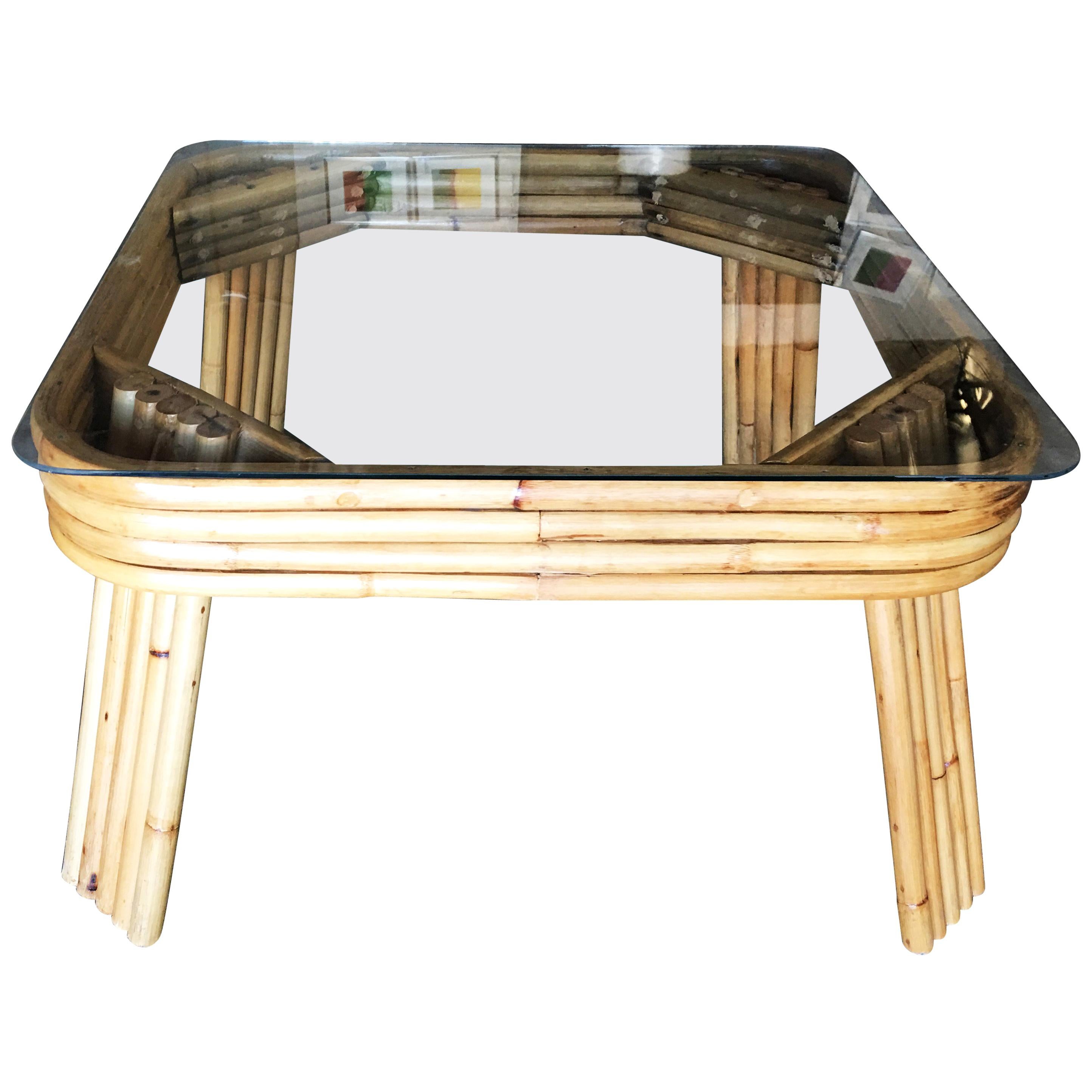 Mesa de centro de ratán con tablero de cristal de forma cuadrada y patas de ratán de cinco varillas. Restaurada profesionalmente en 2019. 

Sólo compramos y vendemos los mejores y más finos muebles de ratán fabricados por los mejores y más conocidos