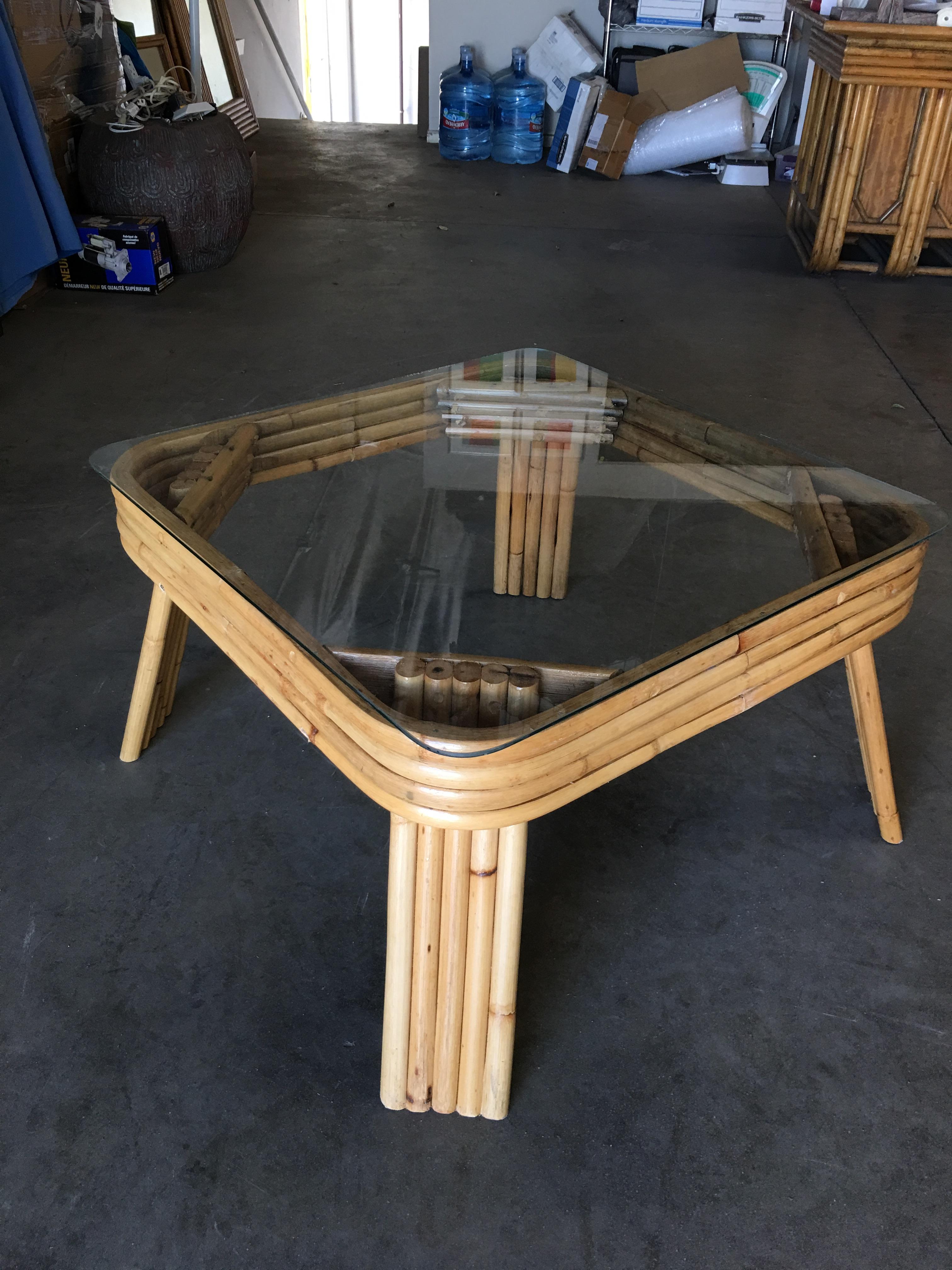 Mid-Century Modern Table basse en rotin à 5 brins restaurée avec plateau en verre carré en vente