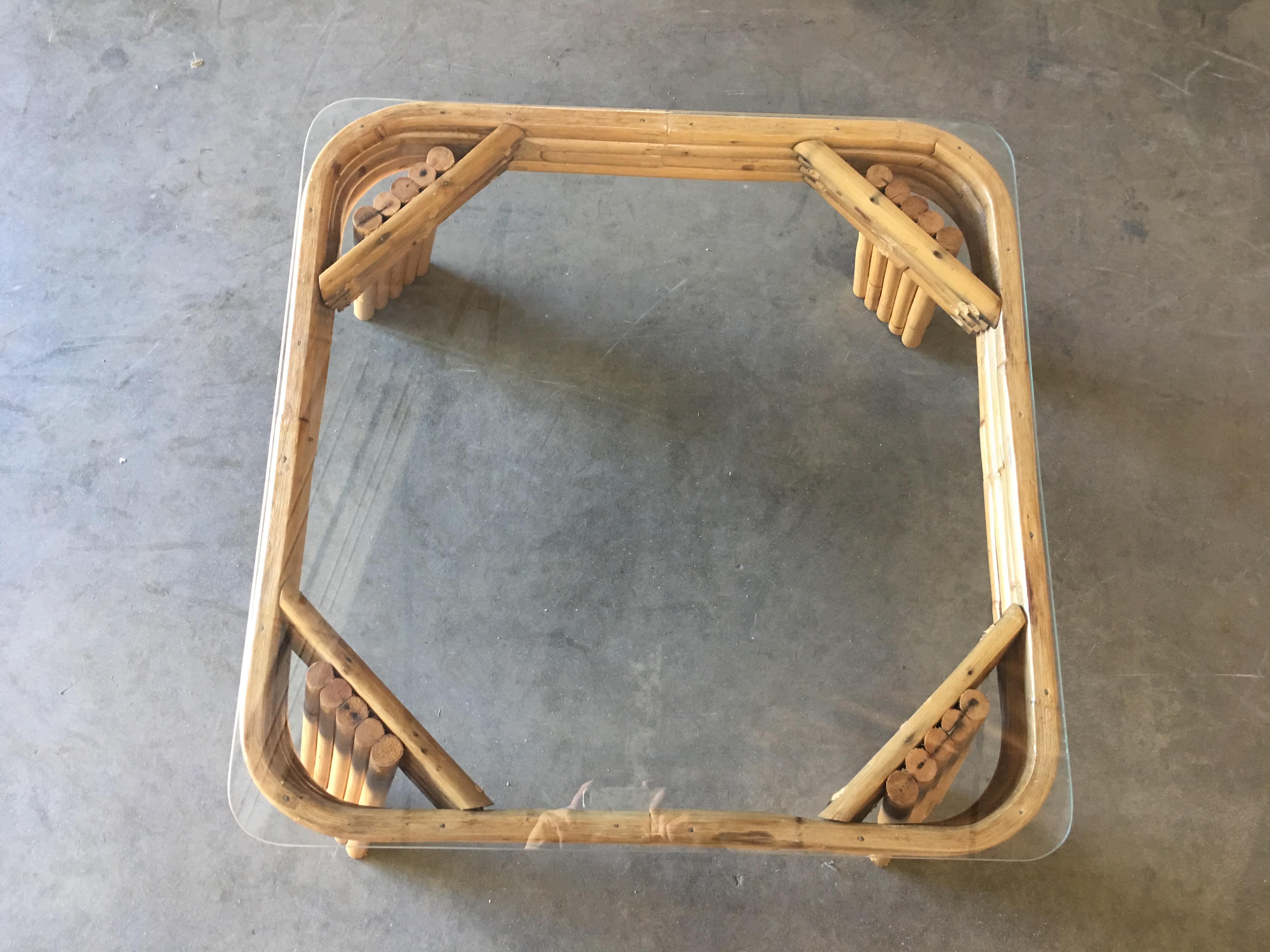 Américain Table basse en rotin à 5 brins restaurée avec plateau en verre carré en vente
