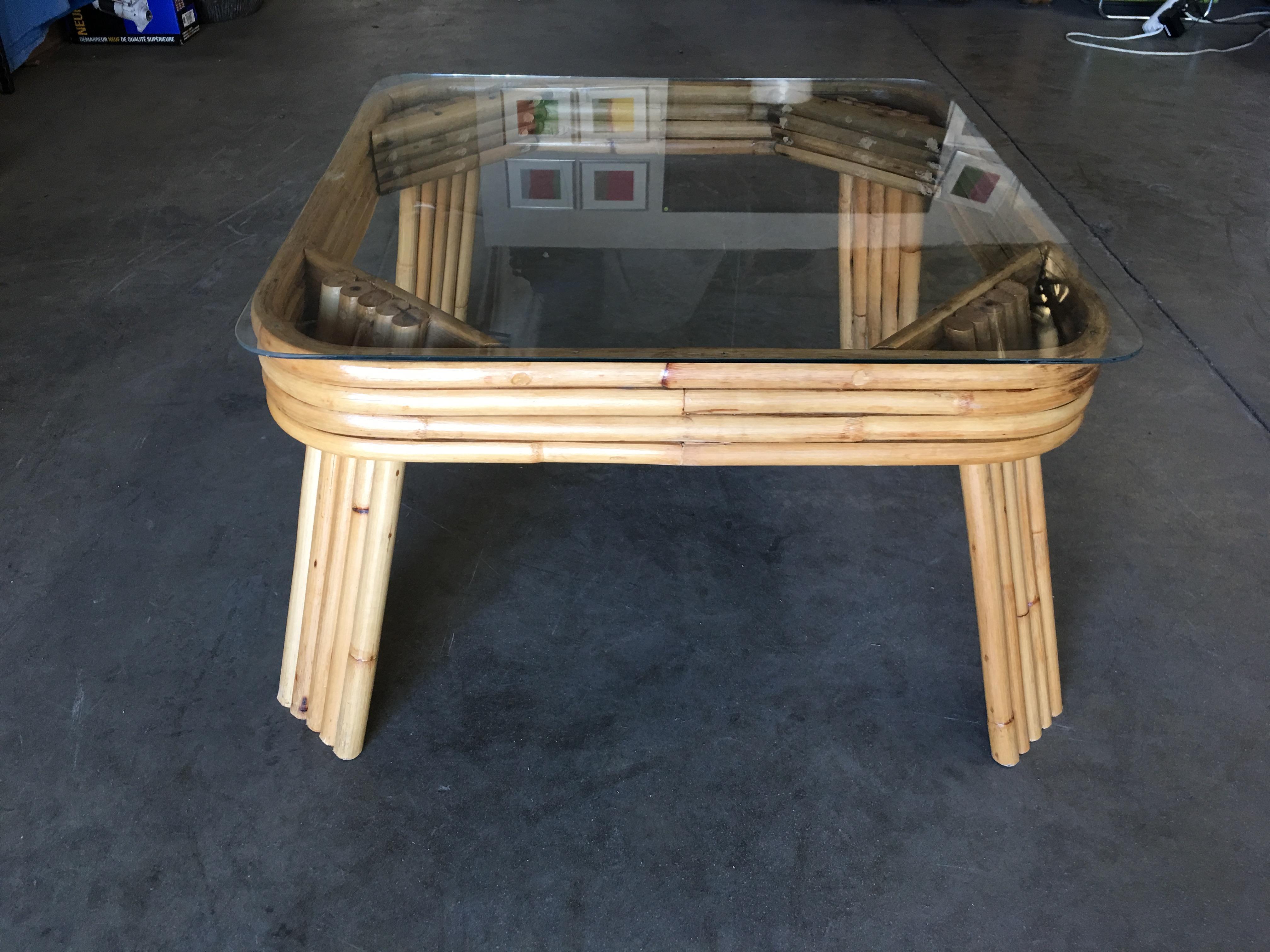 Table basse en rotin à 5 brins restaurée avec plateau en verre carré Excellent état - En vente à Van Nuys, CA