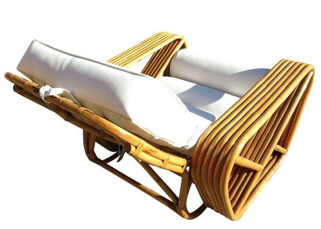 Milieu du XXe siècle Chaise longue restaurée en rotin Pretzel à 6 pieds carrés avec ottoman en vente