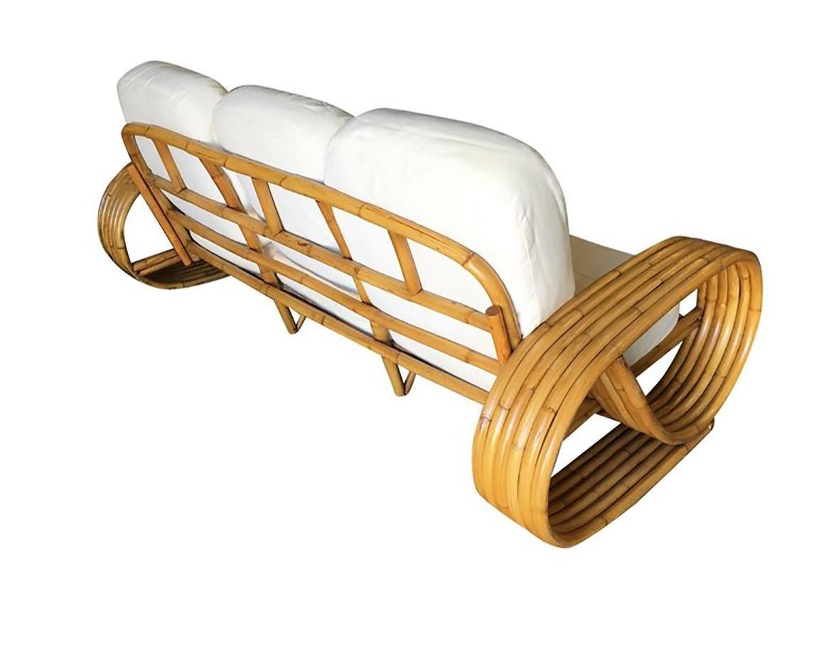Restauriertes 6-strangiges 3-sitziges „Speed“-Sofa mit gewölbtem Sockel (amerikanisch) im Angebot