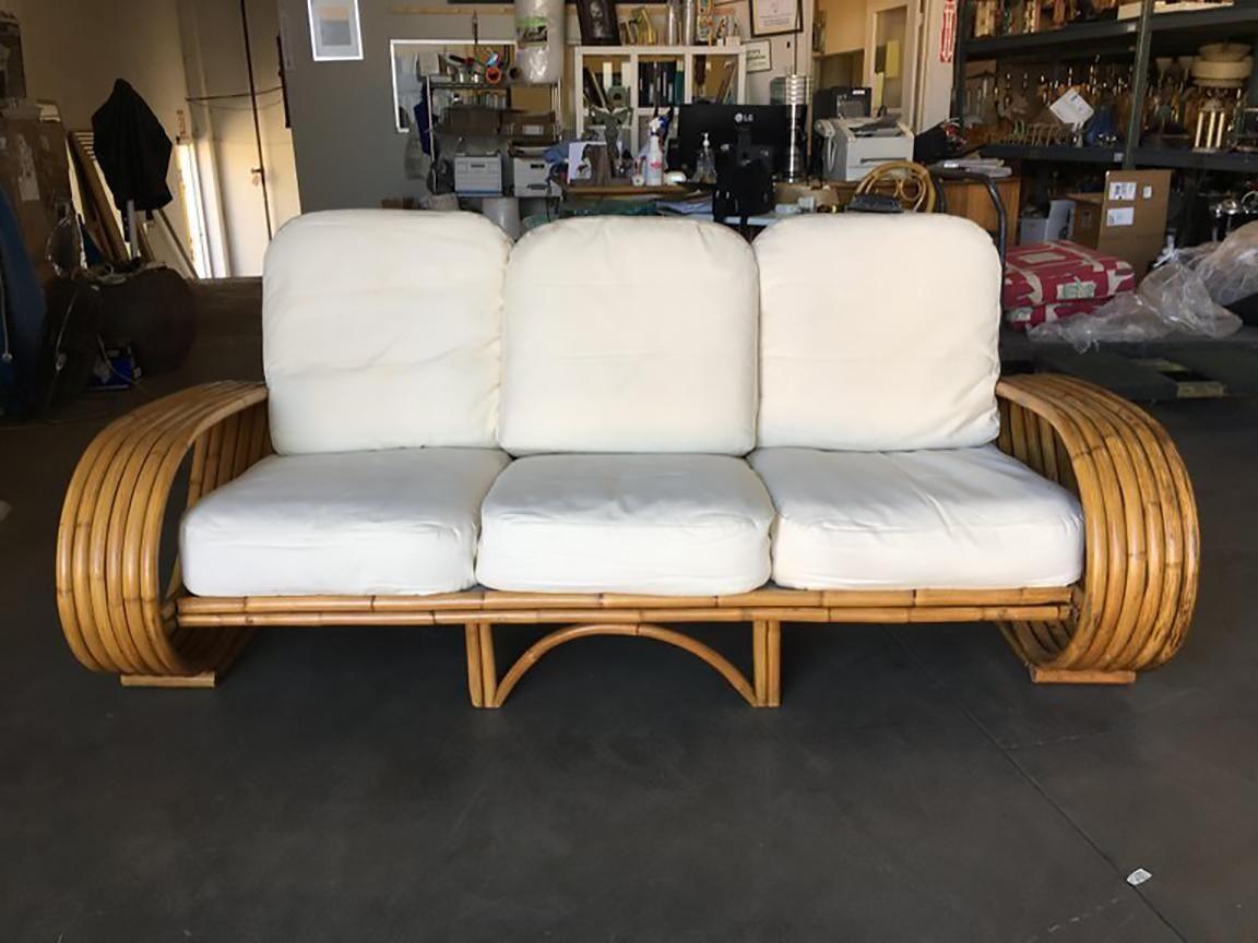 Restauriertes 6-strangiges 3-sitziges „Speed“-Sofa mit gewölbtem Sockel im Zustand „Hervorragend“ im Angebot in Van Nuys, CA