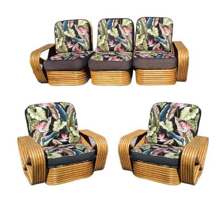 Questo set da salotto in rattan Art Deco, splendidamente restaurato, comprende un divano componibile a 3 posti e una poltrona lounge coordinati e un tavolino da caffè impilato con due tavolini. Sia le poltrone che i divani presentano i famosi