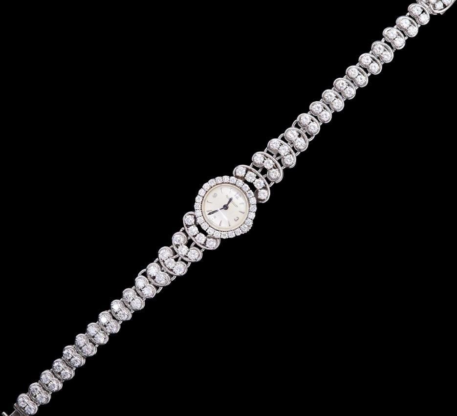 Royal House Antiques

The House Antiques a le plaisir de proposer à la vente cette sublime montre-bracelet Jaeger LeCoulter Rendez-Vous pour dames en platine, entièrement restaurée et sertie d'environ 7,00 ct de diamants.

Cette montre, dans sa