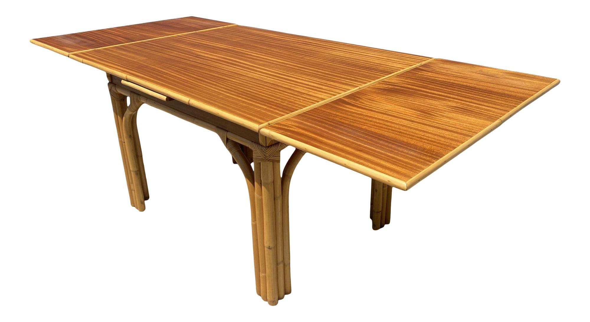 Rattan-Esstisch für sechs Personen aus der Mitte des Jahrhunderts mit Beinen aus 5 Strängen und einem Tisch aus massivem Mahagoni. Dieser große Rattan-Esstisch wird mit zwei Blättern geliefert, die von unten herausgezogen werden können, um den Tisch