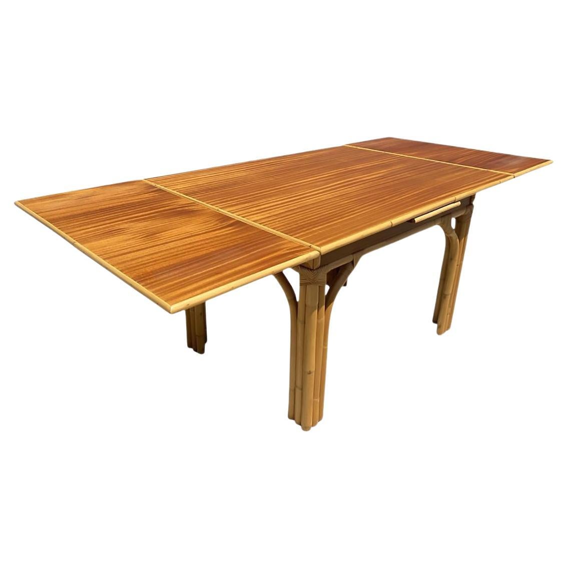 Table de salle à manger transformable en rotin et en acajou pour 8 personnes restaurée en vente