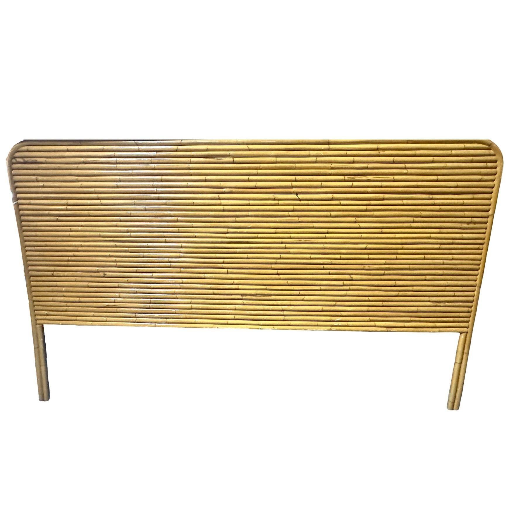 Cette tête de lit en rotin empilé, d'inspiration Paul Frankl, magnifiquement restaurée, mesure 85 pouces de large. Fabriqué dans les moindres détails, son design en rotin empilé a été créé dans les années 1930 par Paul Frankl et repris dans les