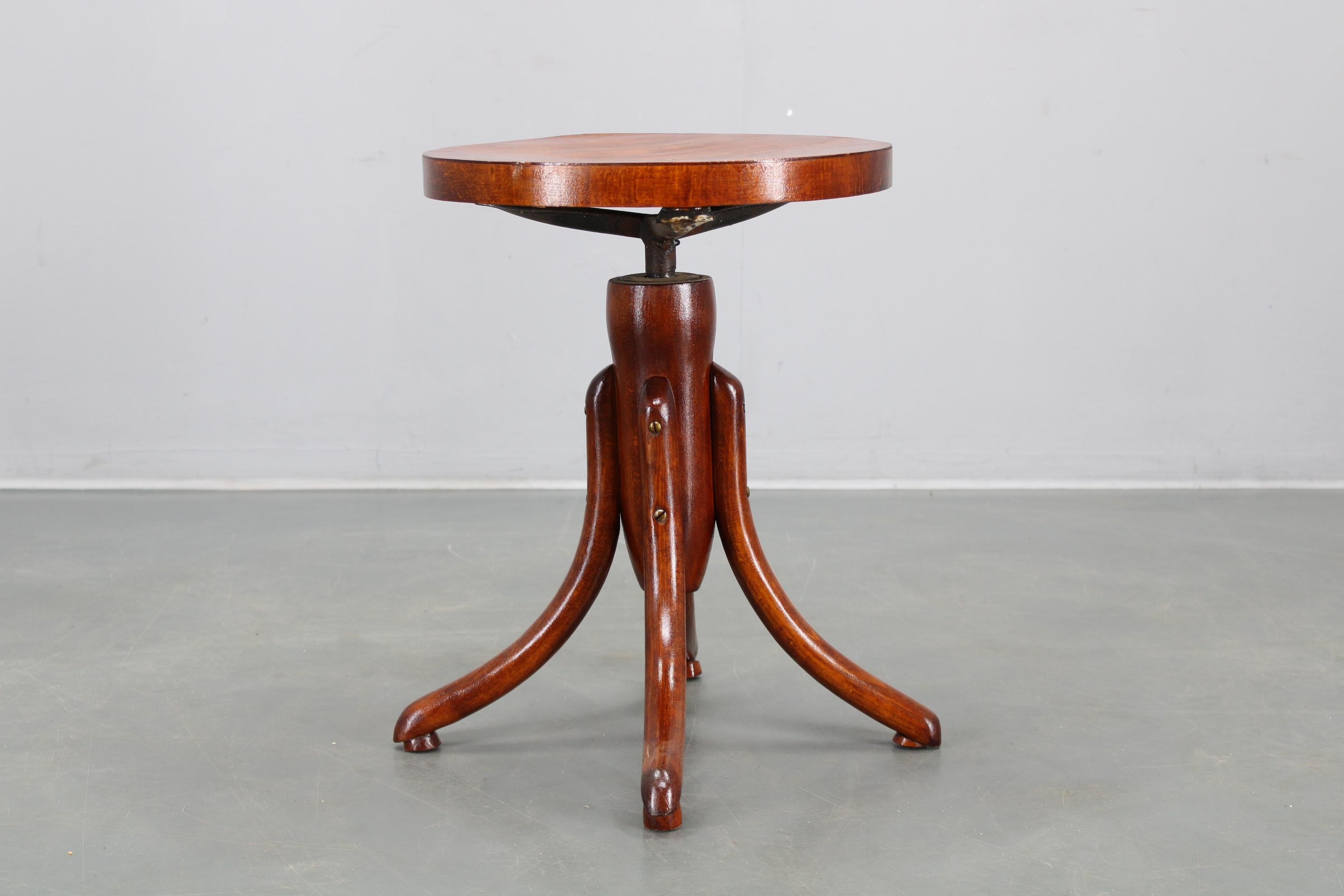  Sorgfältig restaurierter verstellbarer Vintage-Klavierhocker, wahrscheinlich von Thonet, hergestellt in der Tschechoslowakei in den 1930er Jahren. Dieses Art-Déco-Stück besteht aus einem massiven Bugholzsockel aus Buche und einem Sitz aus