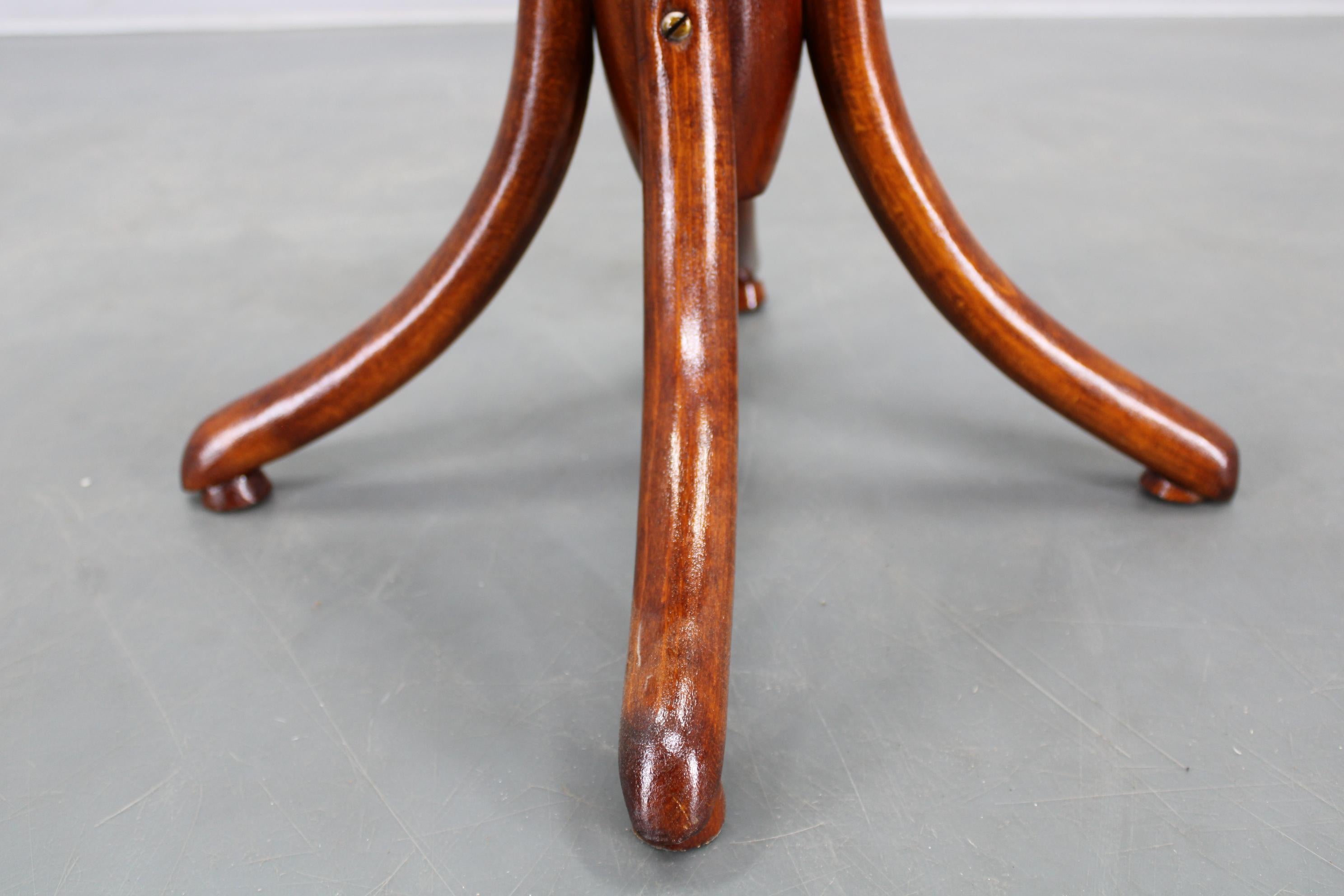 Restaurierter verstellbarer Klavierhocker aus Bugholz, Tschechoslowakei, 1930er Jahre - Art Deco Thone im Zustand „Gut“ im Angebot in Praha, CZ